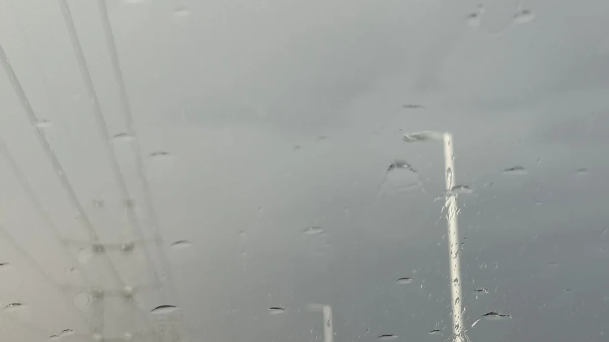 Acumulación de agua tras una lluvia breve en Ciudad Juárez