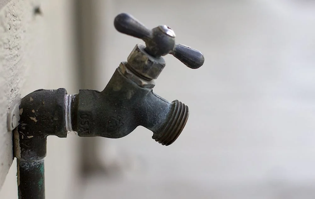 Trabajos de reparación de una fuga de agua en Ciudad Juárez