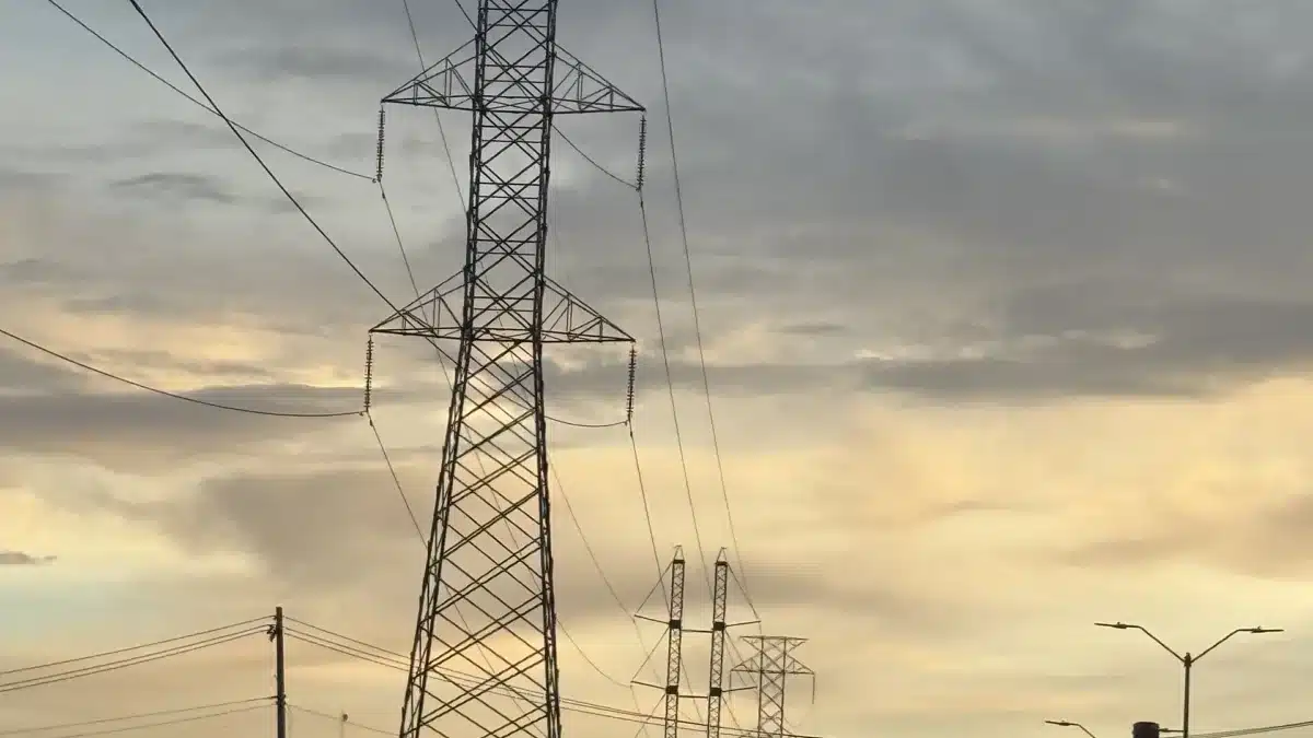 Amanecer con cielo despejado en Ciudad Juárez durante una mañana fresca