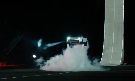 Roadster de Tesla durante una demostración con saltos asistidos por propulsores en Texas