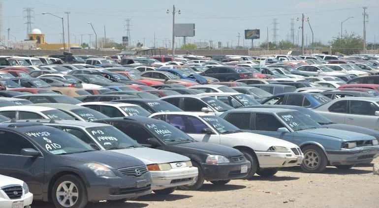 Vehículos abandonados en un corralón municipal de Ciudad Juárez