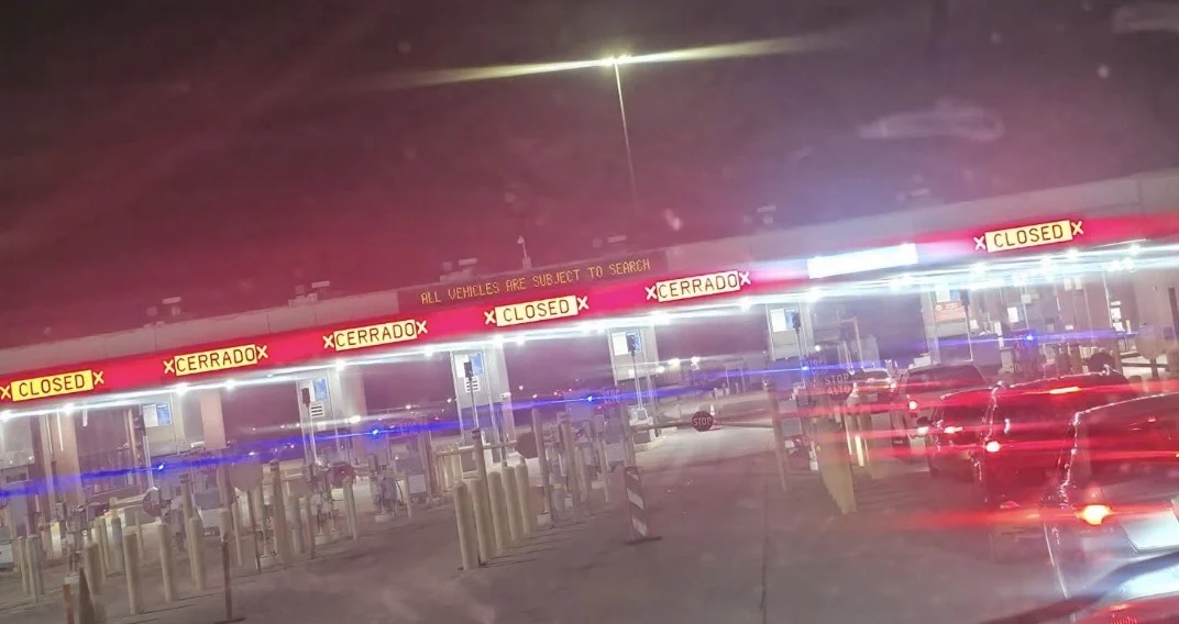 Casetas cerradas en el puente internacional Zaragoza-Ysleta rumbo a El Paso