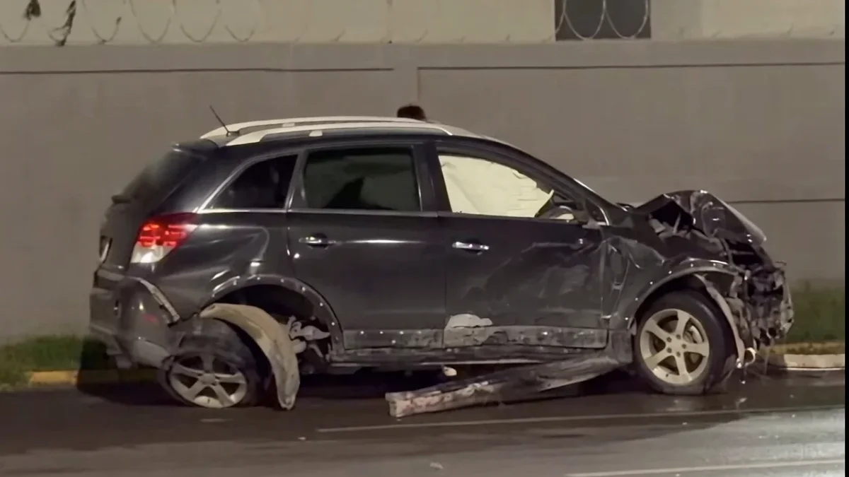 Camioneta dañada tras accidente en avenida Tecnológico y Juan Kepler de Ciudad Juárez