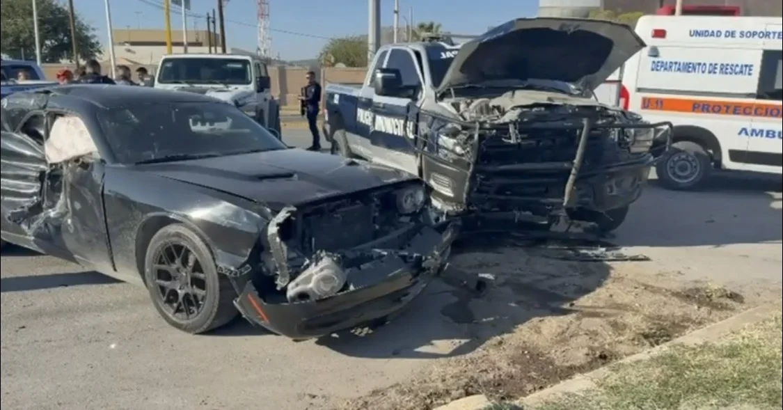 Patrulla municipal y Dodge Challenger involucrados en choque en Anapra