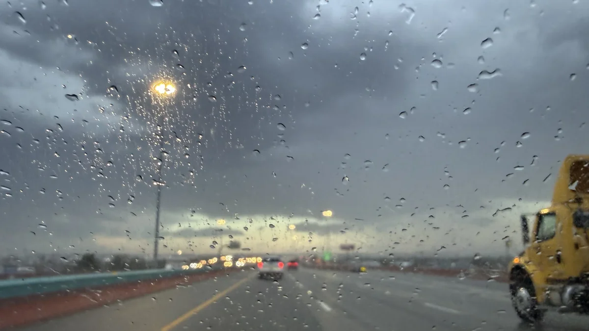 Nubes de tormenta sobre una vialidad de Ciudad Juárez