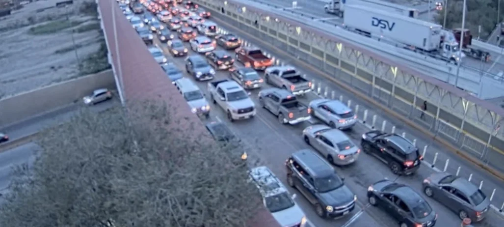 Larga fila de vehículos en un cruce internacional de El Paso hacia Ciudad Juárez