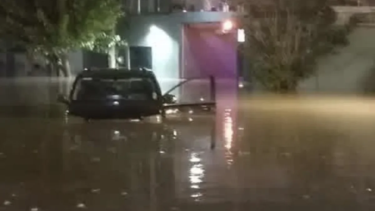 Camioneta parcialmente sumergida por inundaciones en Capulín y bulevar Zaragoza de Ciudad Juárez