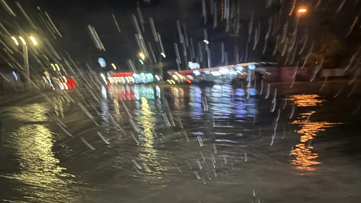 Calle anegada durante las lluvias en Ciudad Juárez