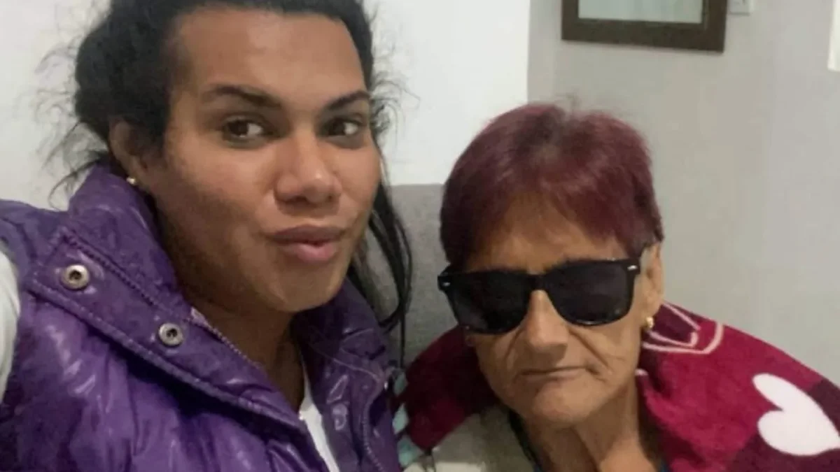 Kimberly La Más Preciosa abrazada junto a su mamá Martha Martínez