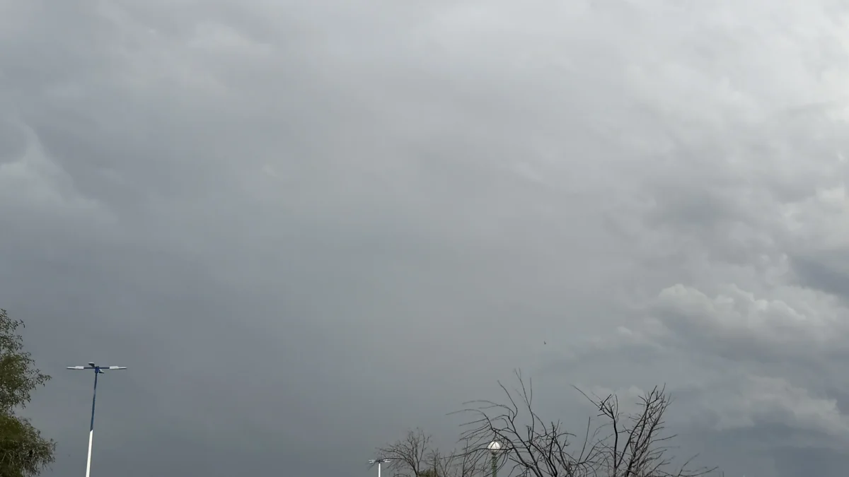 Cielo cubierto por nubes grises durante una tarde de lluvia en Ciudad Juárez