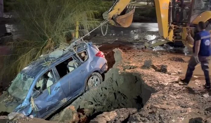 Automóvil con daños en la carrocería y el parabrisas después de una tormenta de granizo