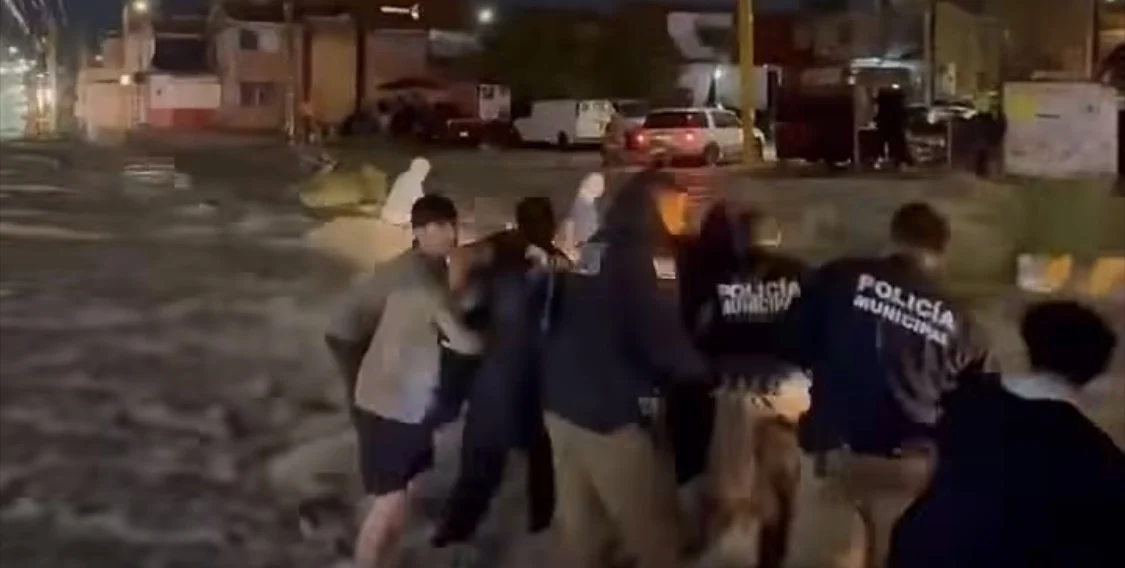 Fuerte corriente de agua en Toronja Roja y bulevar Zaragoza en Ciudad Juárez