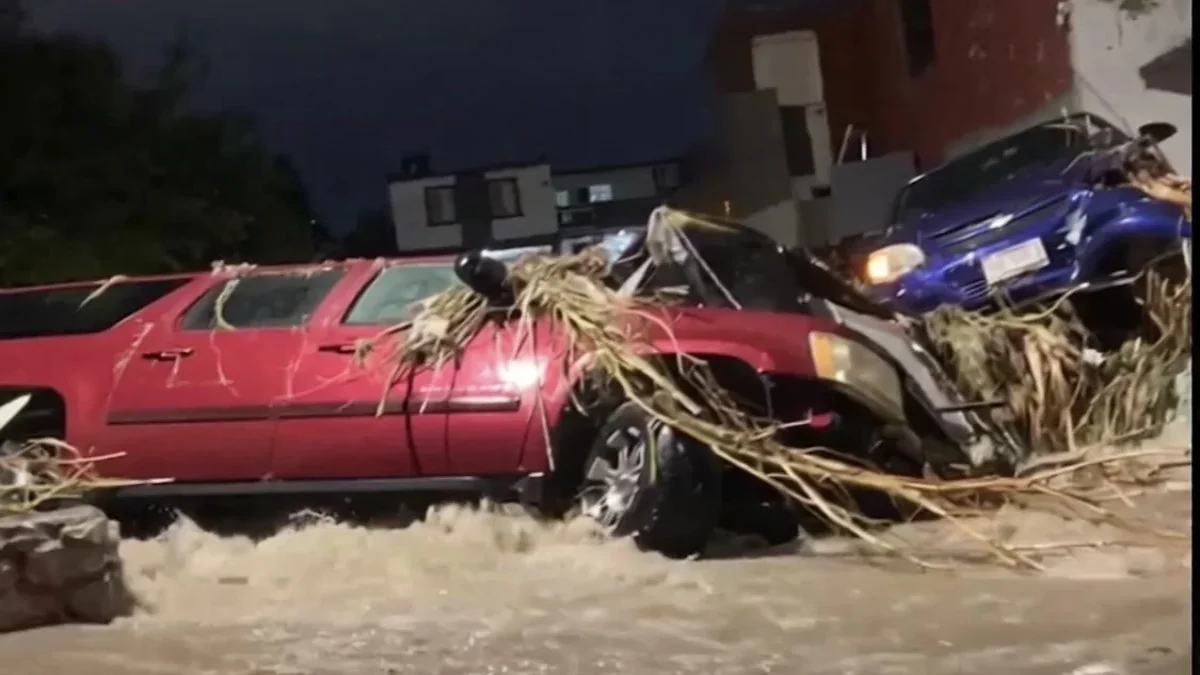 Vehículos atrapados entre ramas y escombros tras las lluvias en Ciudad Juárez