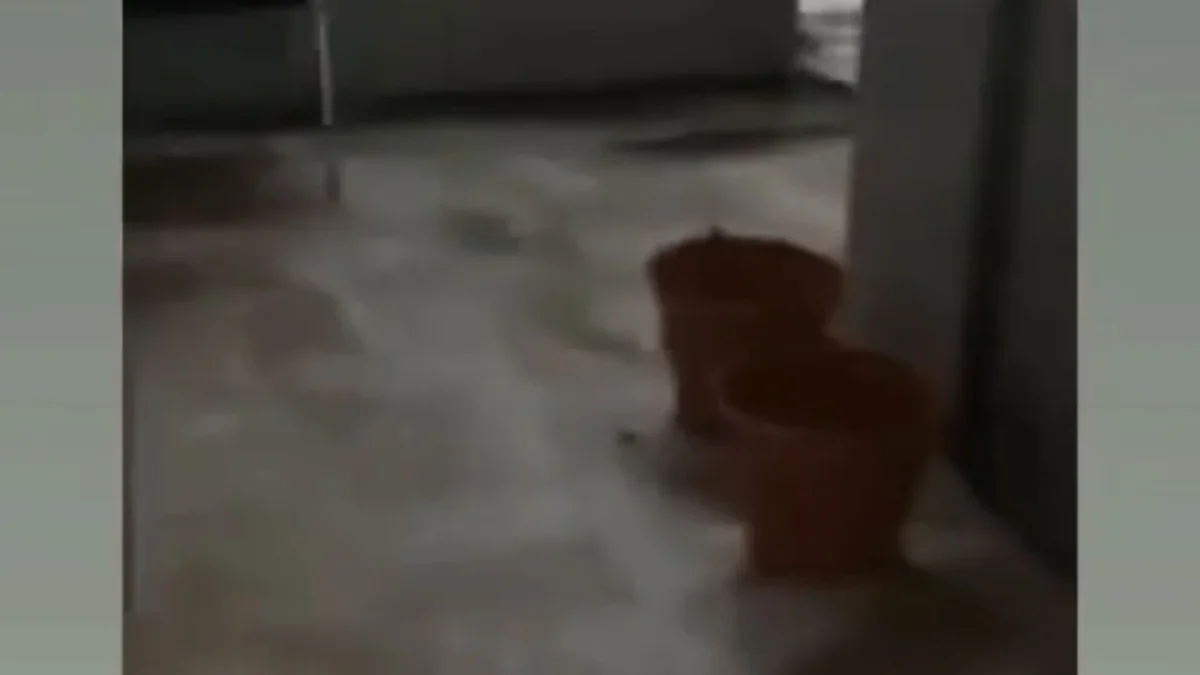 Cubetas colocadas bajo goteras en el IMSS 64 de Ciudad Juárez