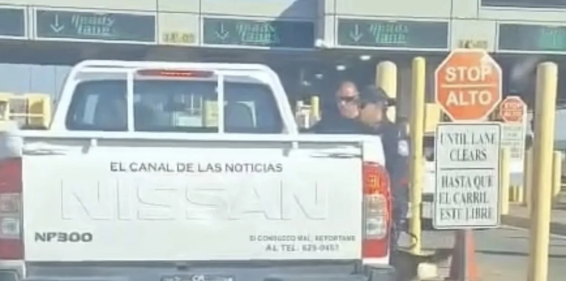 Agentes de CBP revisan camioneta de Canal 44 en un puente internacional