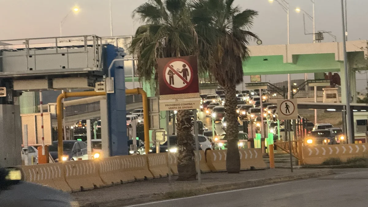 Filas de automóviles en puentes internacionales rumbo a Ciudad Juárez