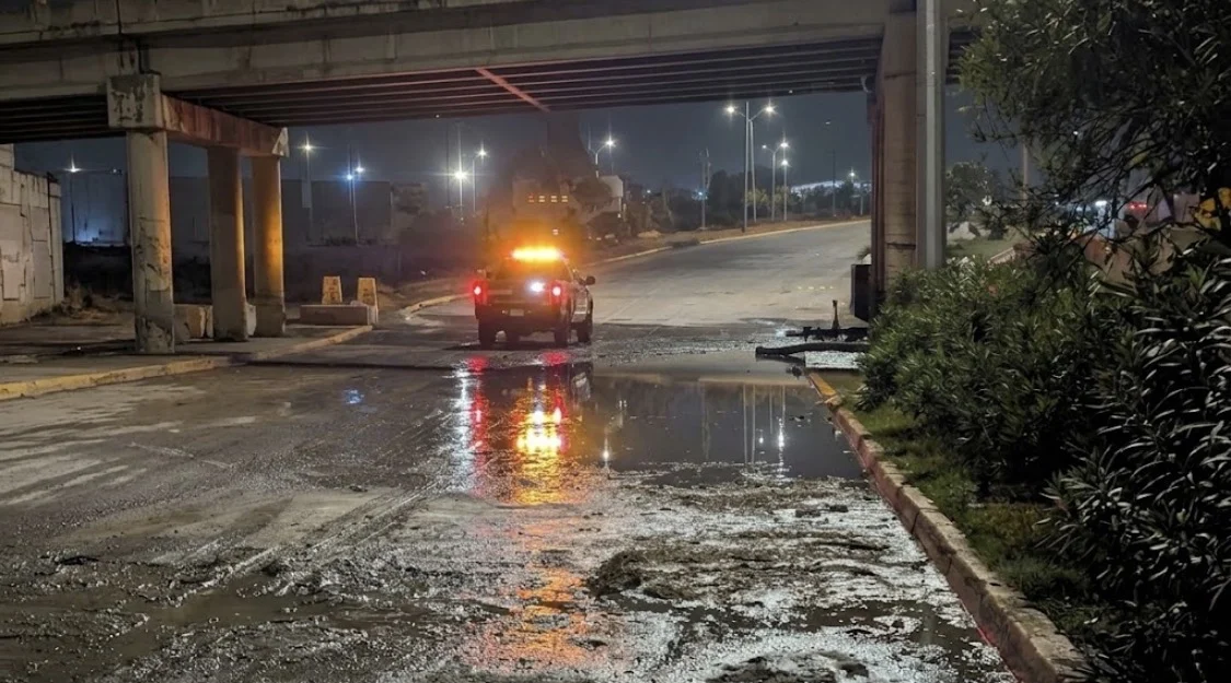 Trabajos de desagüe por inundación en la avenida de las Torres de Ciudad Juárez