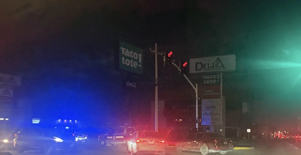 Patrulla durante revisiones vehiculares en De la Raza y López Mateos de Ciudad Juárez