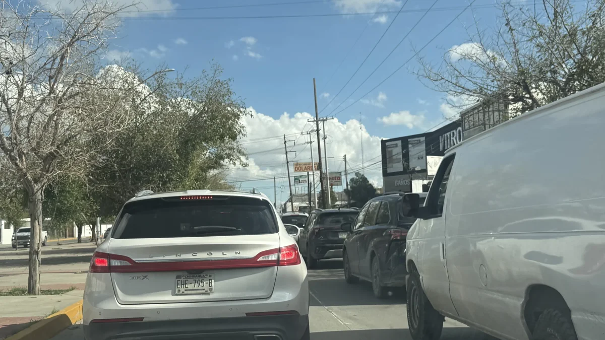 Tráfico intenso y largas filas de vehículos sobre la avenida Ejército Nacional en Ciudad Juárez