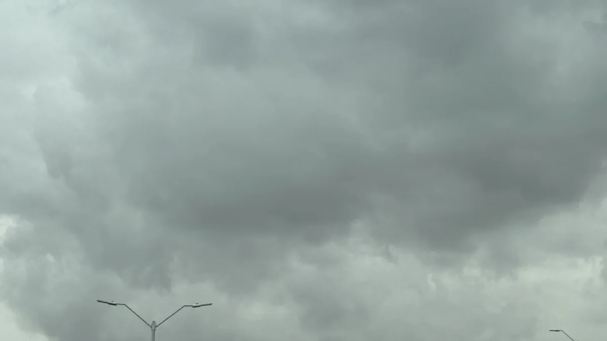 Nubes de lluvia sobre calles de Ciudad Juárez