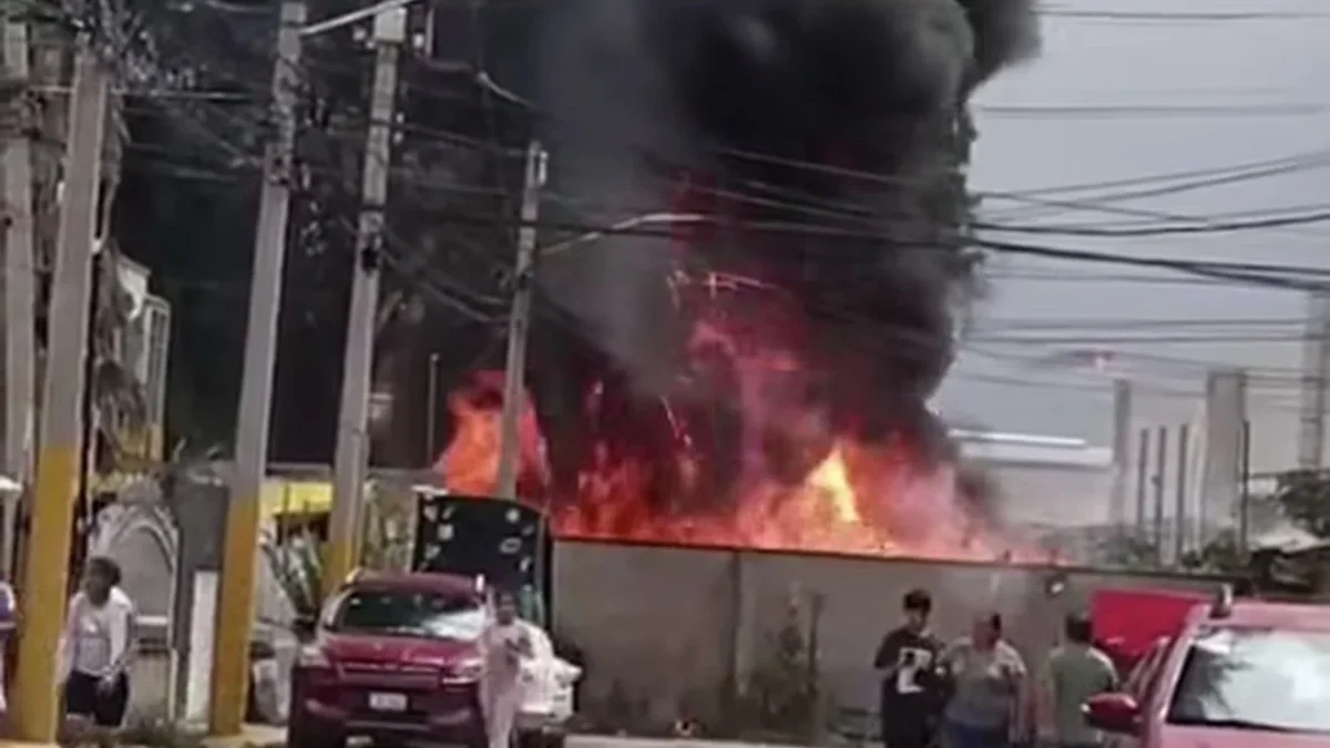 Incendio consume tubos almacenados en Hacienda del Jardín, Tultepec
