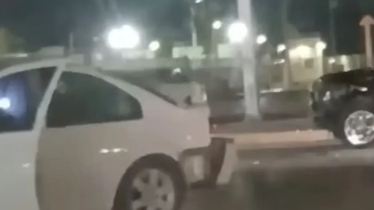 Automóviles detenidos en Libramiento Independencia y Santiago Troncoso durante la madrugada