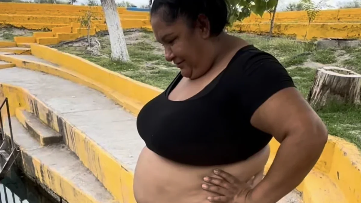 PachePache77 observa el cuerpo de agua durante su visita al Ojo de Dolores, en Jiménez, Chihuahua