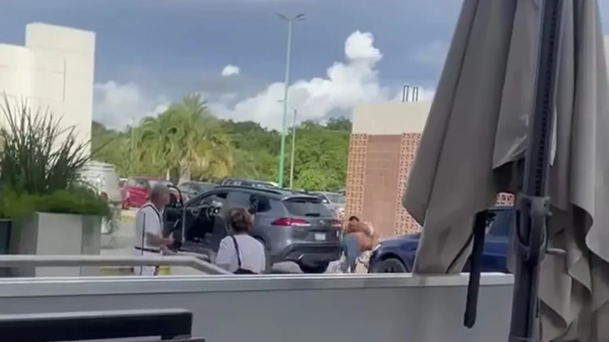 Personas durante un forcejeo afuera de un Carl’s Jr. en Mazatlán
