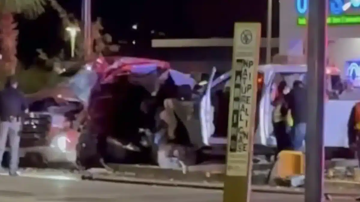 Vehículos dañados y equipos de emergencia tras un accidente en Redd Road, El Paso