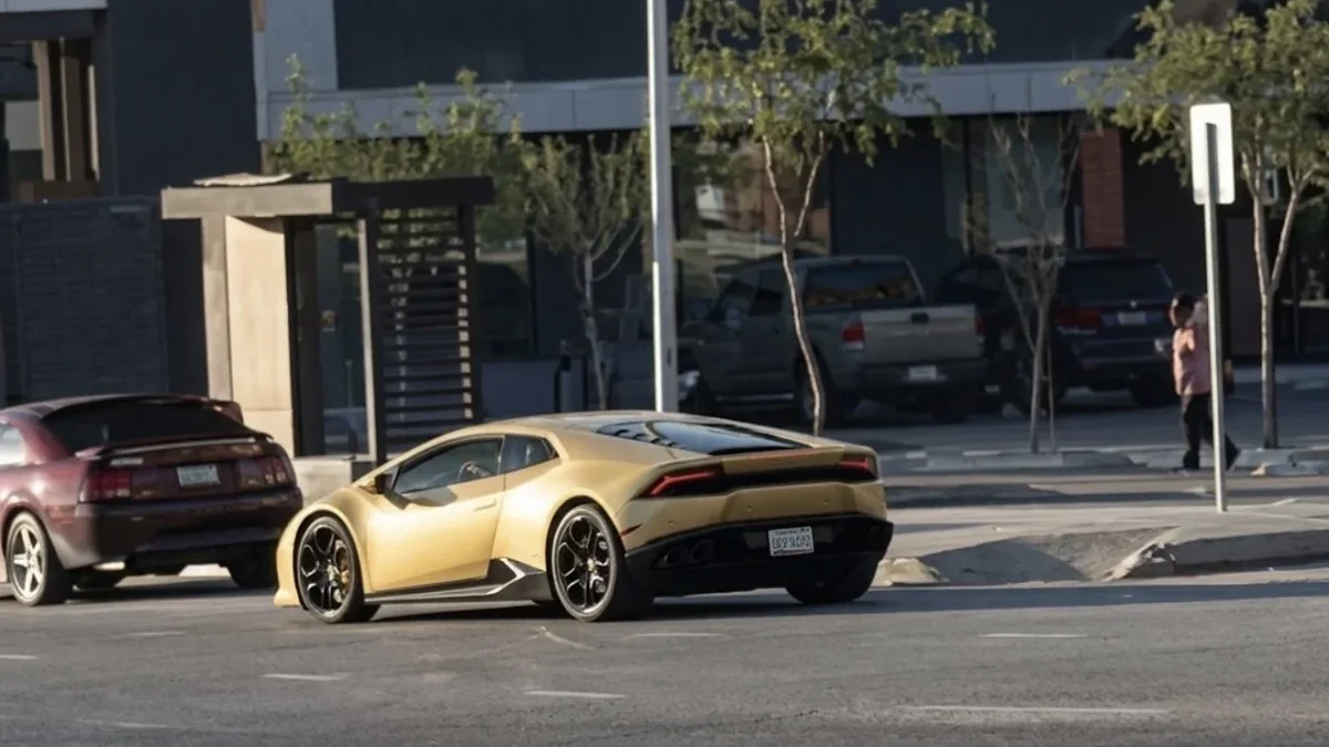 Auto de lujo color dorado sobre el bulevar Manuel Talamás Camandari en Ciudad Juárez
