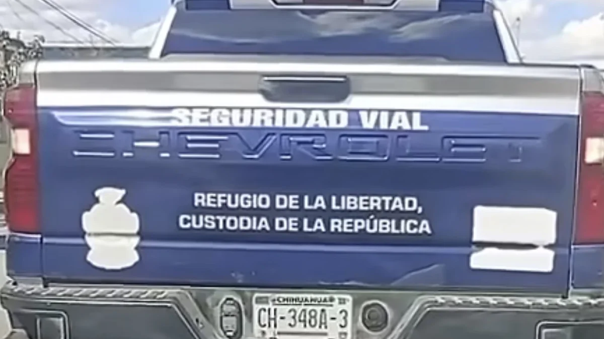 Camioneta de Seguridad Vial señalada en una denuncia ciudadana en la colonia Monterrey de Ciudad Juárez