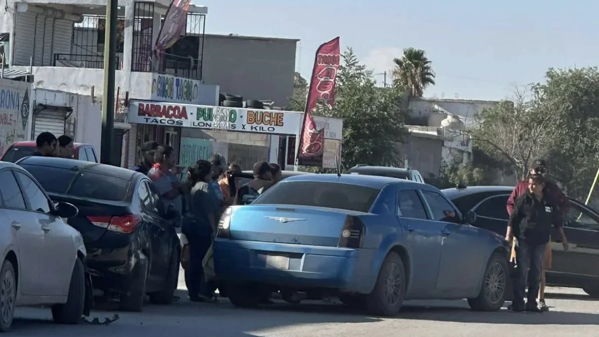 Fotografía de varios vehículos tras un choque en el cruce de Lucero y Rayón en Ciudad Juárez