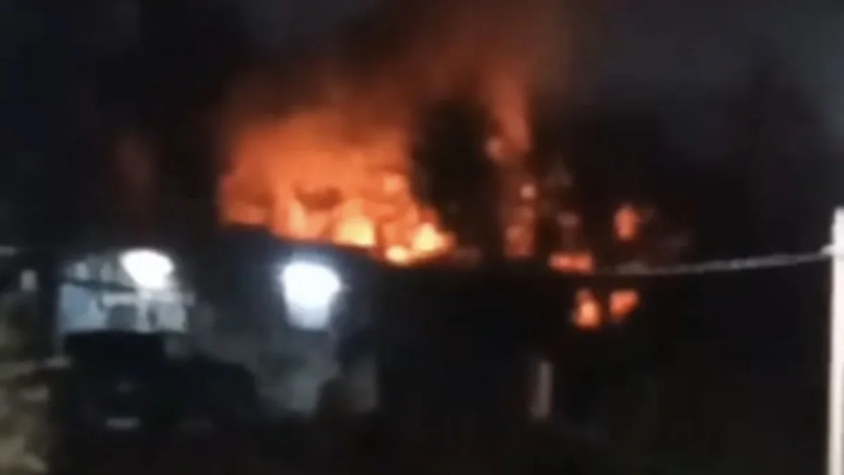 Incendio con llamas de gran altura en la colonia Pancho Villa de Ciudad Juárez