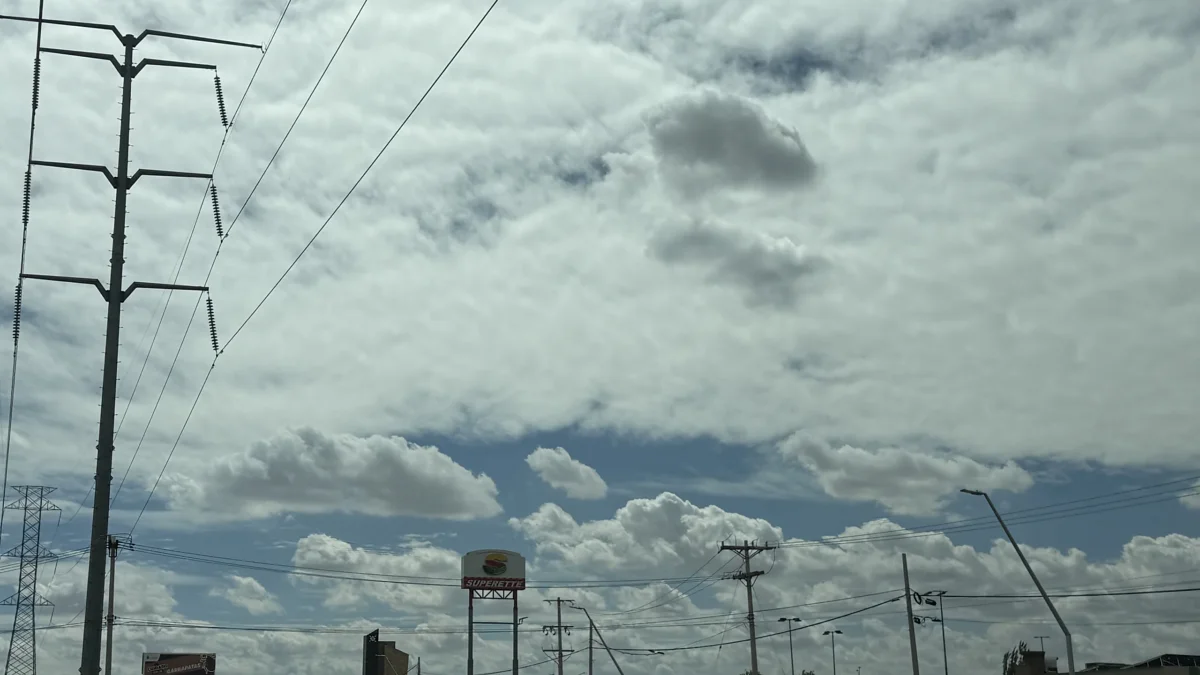 Clima fresco y cielo con nubosidad durante la mañana en Ciudad Juárez