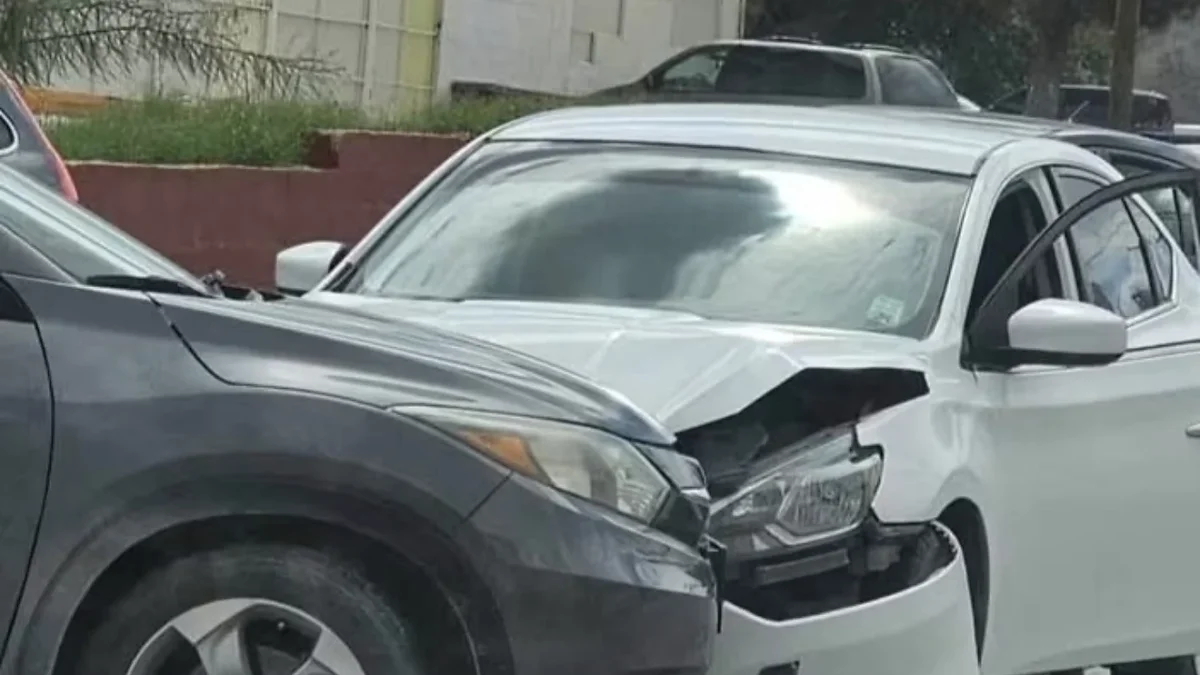 Automóvil blanco con daños frontales tras choque en avenida De los Aztecas de Ciudad Juárez