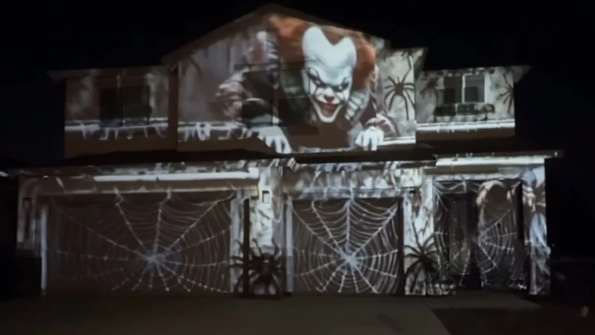 Casa de El Paso decorada con proyecciones de terror para Halloween
