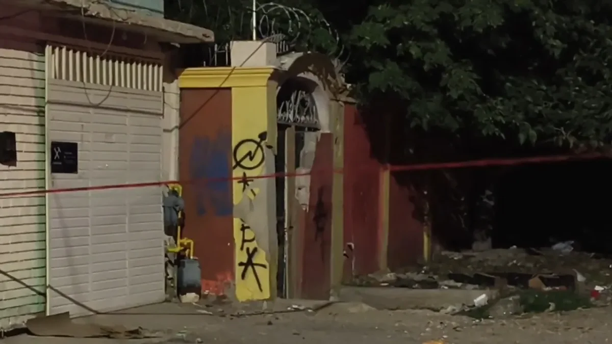 Autoridades resguardan el lugar del hallazgo de un cadáver en la colonia Barrio Alto de Ciudad Juárez