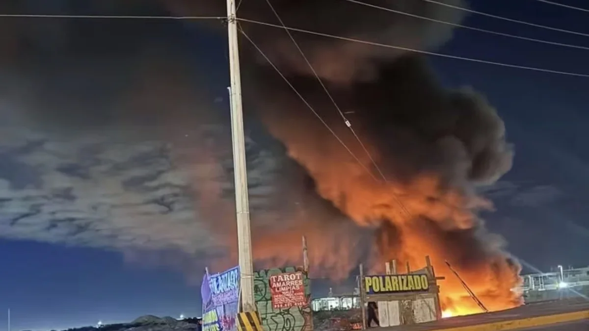 Fuerte quemazón en terreno baldío de la avenida Santiago Troncoso en Ciudad Juárez