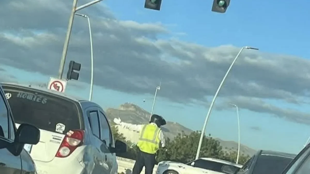 Agente vial dirige el tránsito en el cruce de Tecnológico y Teófilo Borunda en Ciudad Juárez