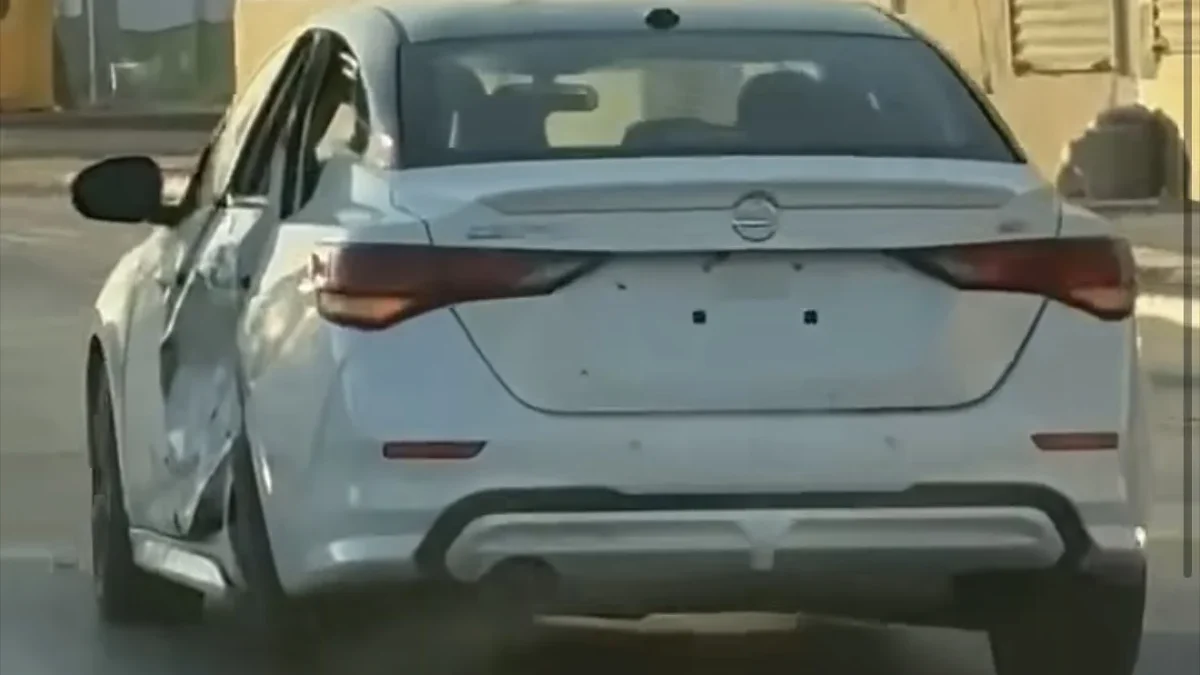 Automóvil blanco golpeado circulando por calles de Ciudad Juárez