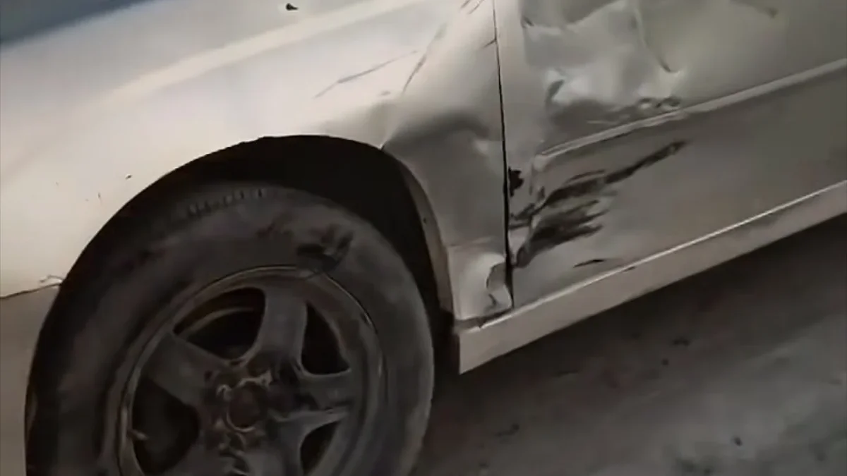Vehículo con daños en un costado tras choque cerca de la Talamás Camandari en Ciudad Juárez