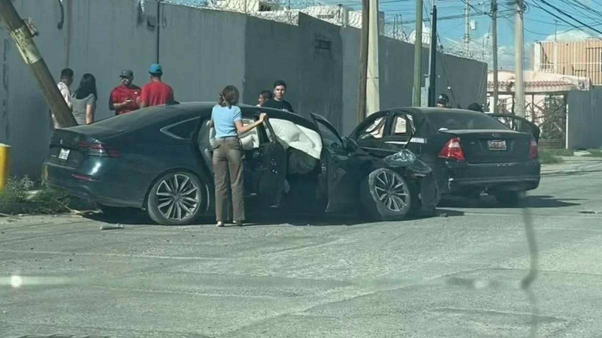 Vehículos dañados y poste inclinado tras choque en la calle Francisco Bocanegra de Ciudad Juárez