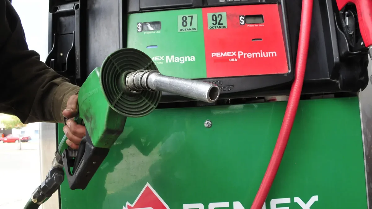 Precios de gasolina regular y premium en una estación ARCO de Ciudad Juárez