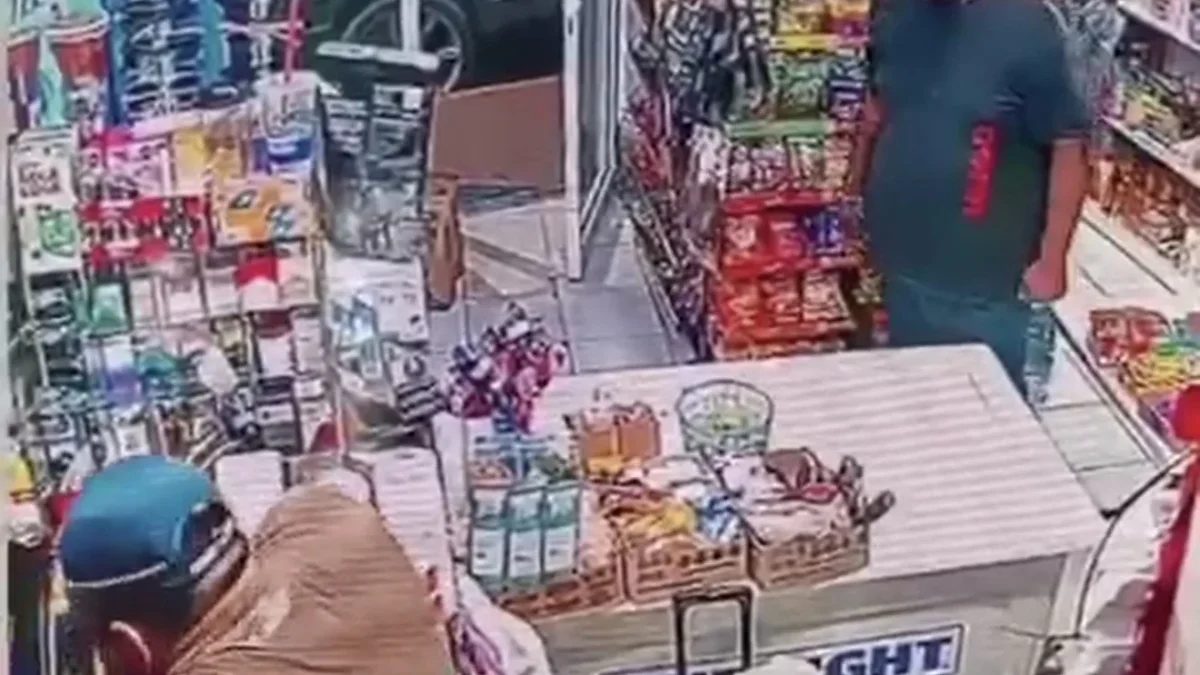 Dos hombres captados por cámaras de seguridad dentro de una tienda de abarrotes de Ciudad Juárez