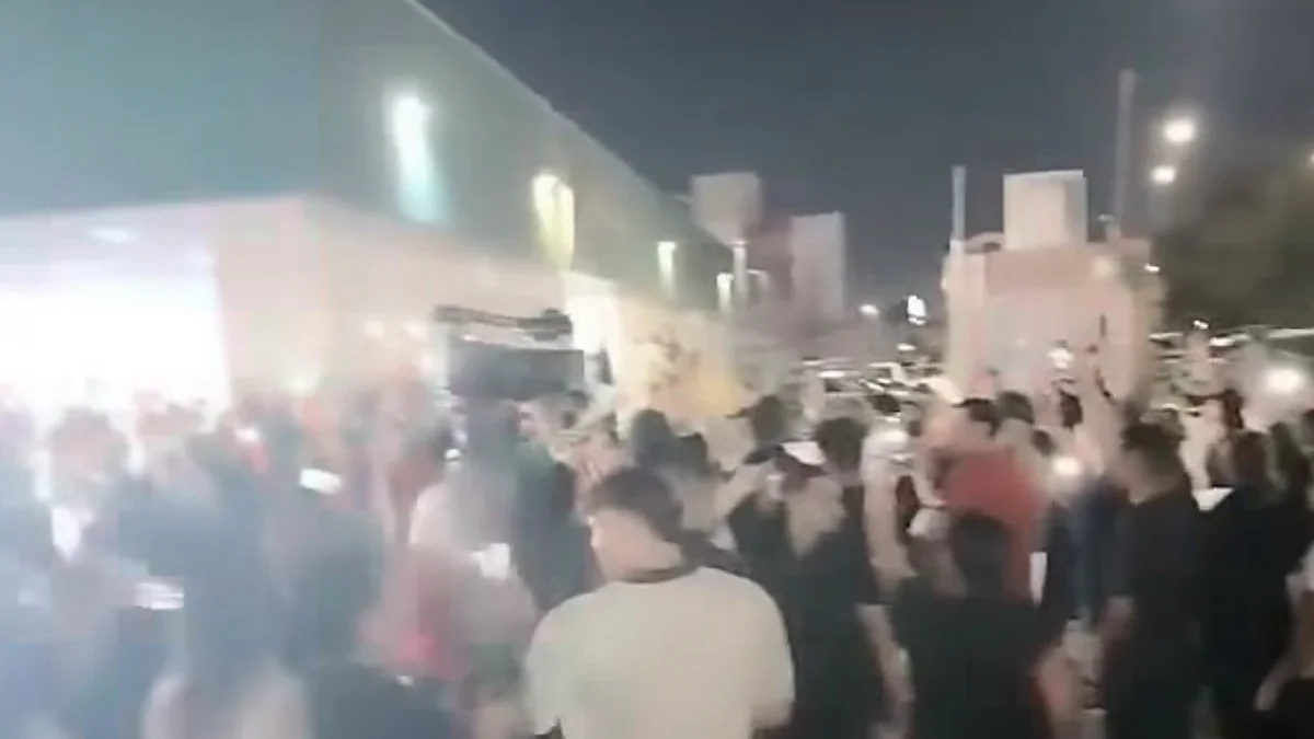 Manifestación nocturna afuera del Hospital General Regional No. 6 del IMSS en Ciudad Juárez