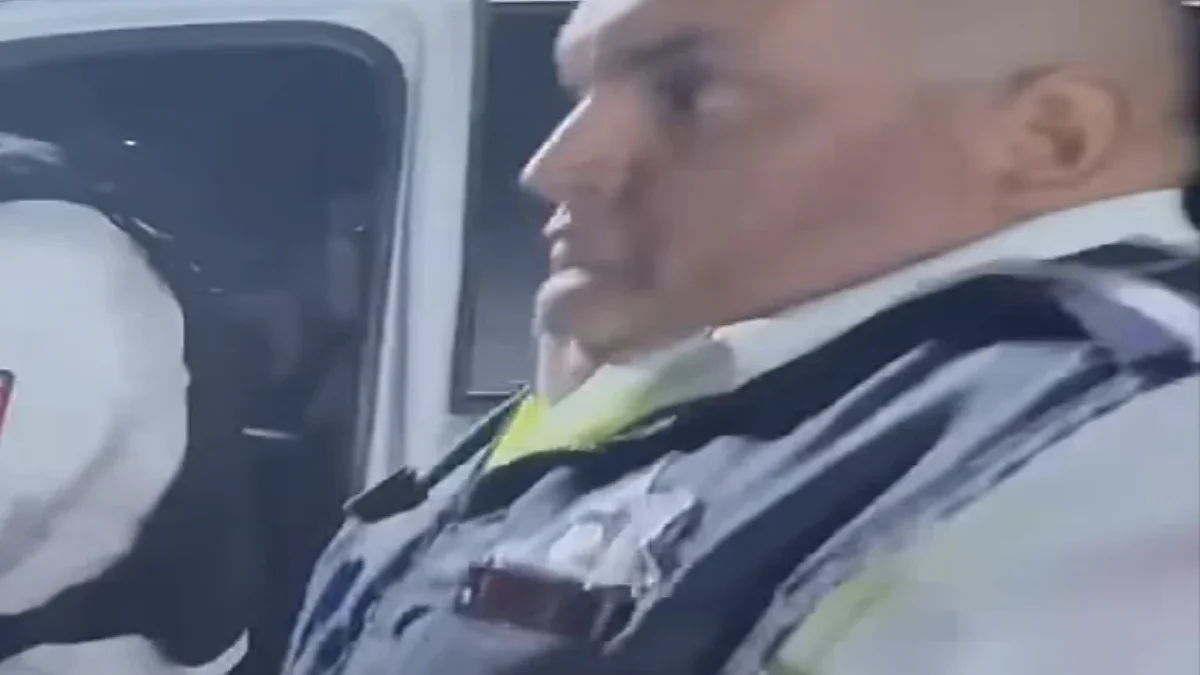 Policías viales durante una intervención grabada en Ciudad Juárez