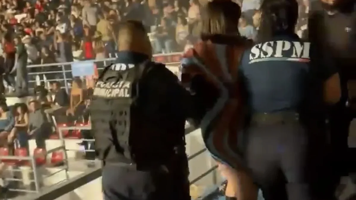 Mujer aparentemente retirada del concierto de Alfredo Olivas en Ciudad Juárez