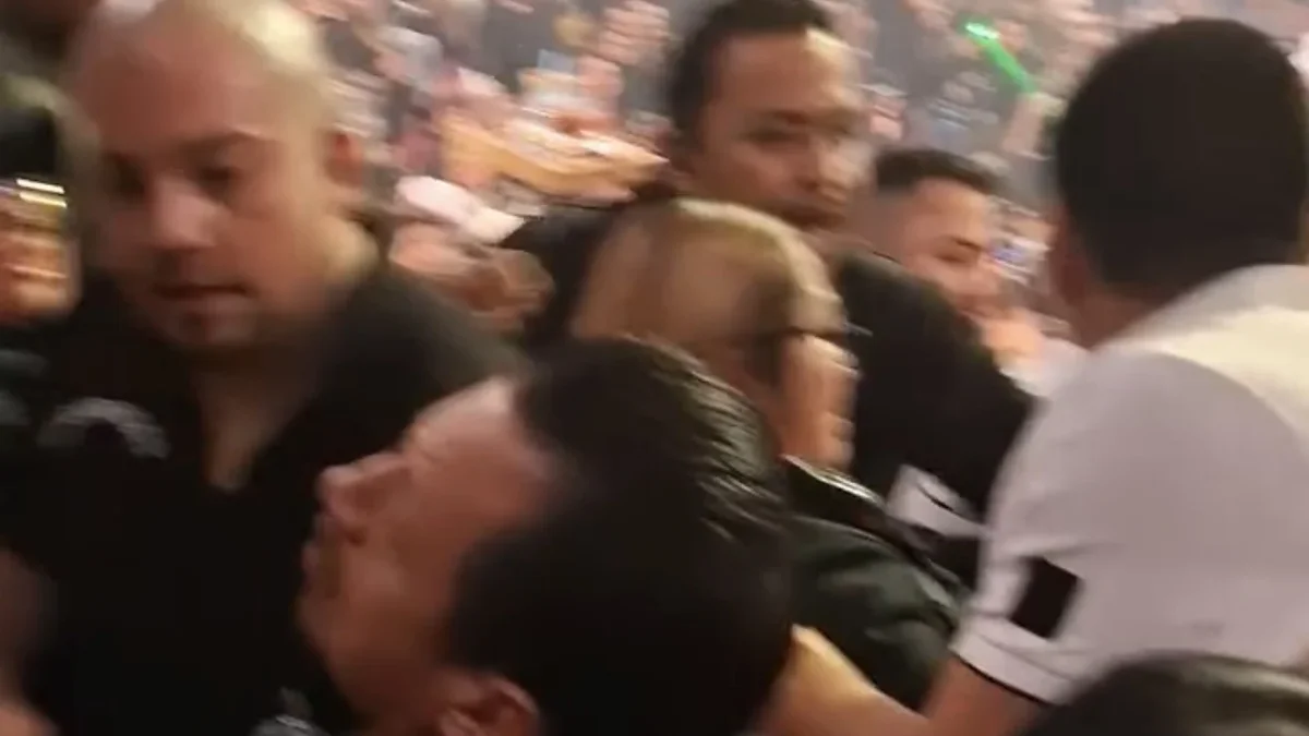 Personal de seguridad interviene durante un altercado en el concierto de Alfredo Olivas en Ciudad Juárez