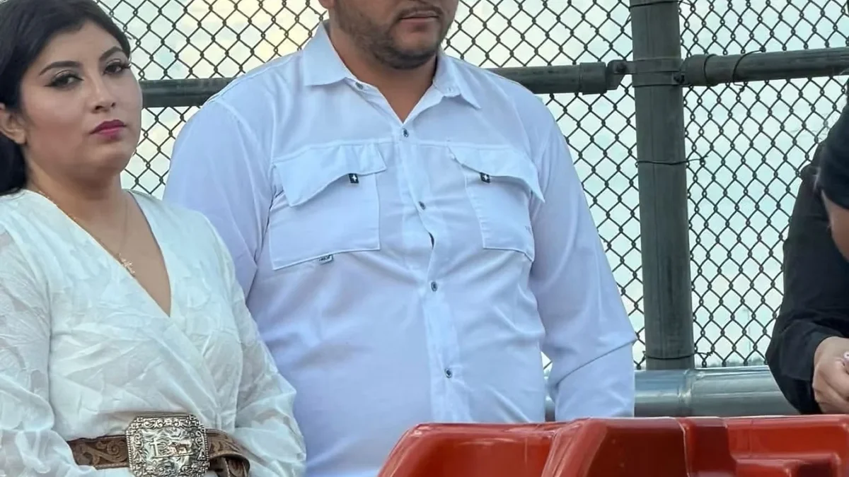 Pareja vestida para una boda en el Puente Libre de Ciudad Juárez