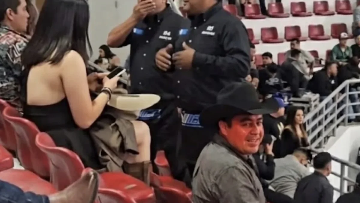 Asistentes durante el concierto de Alfredo Olivas en el Gimnasio Municipal Josué Neri Santos